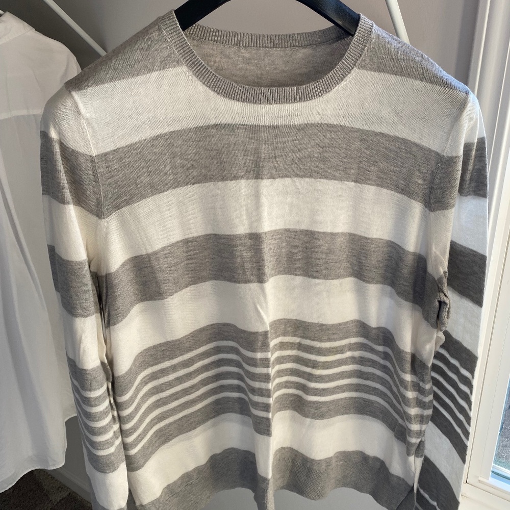 Gray and white lightweight sweater with small slits on both sides